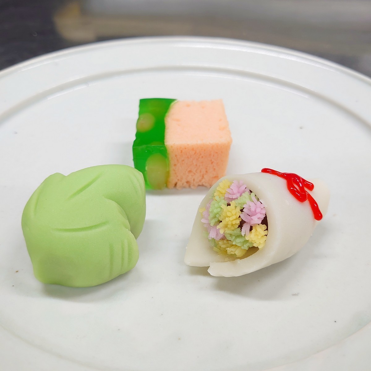 斗々庵二俣屋 季節の主菓子 あじさい / 若葉 / 愛をこめて花束を
