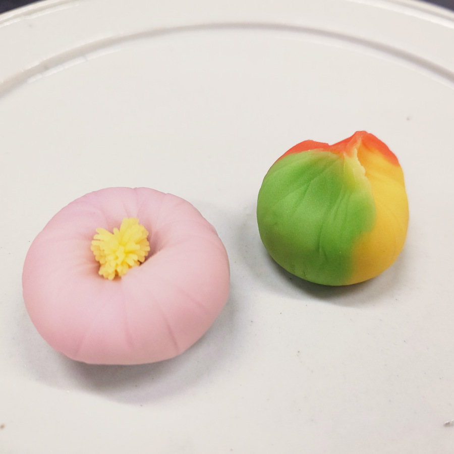 斗々庵二俣屋　11月の主菓子　山茶花 / 唐錦